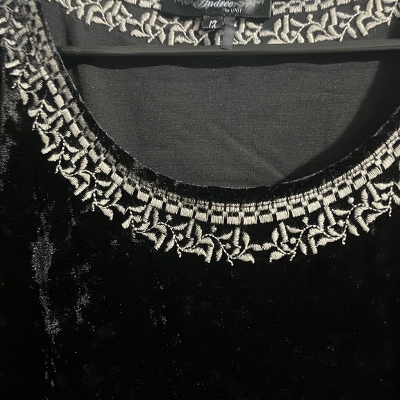 ANDRE BY UNIT Black Velvet Blouse with Silver Details - Picture 2 of 5
